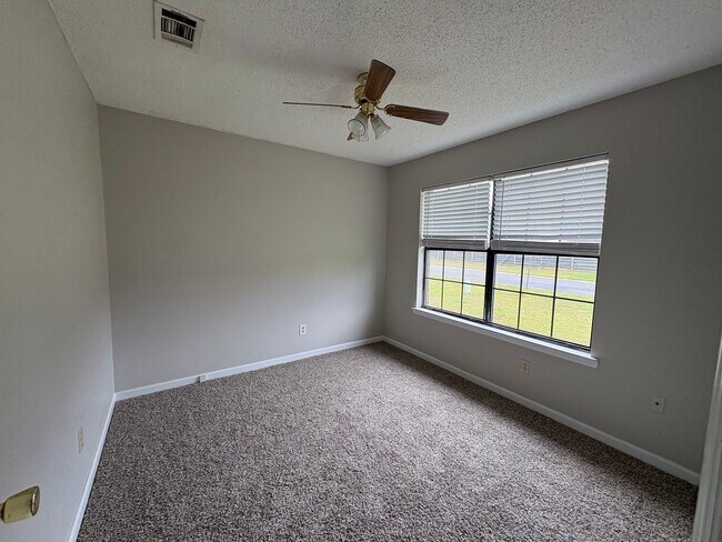 Foto del edificio - MOVE IN SPECIAL: $1000 OFF 1ST MONTH'S RENT!**