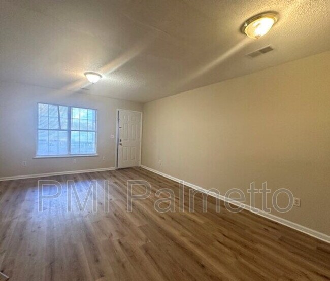 Building Photo - 131 Country Town Dr