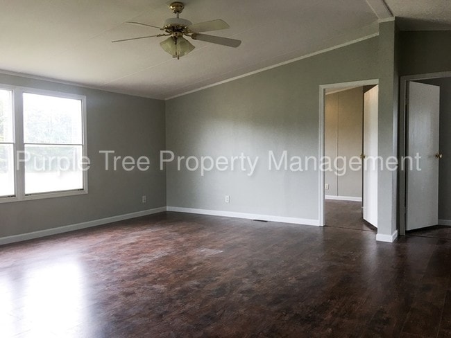 Building Photo - Newly Renovated & Spacious 3 Bedroom