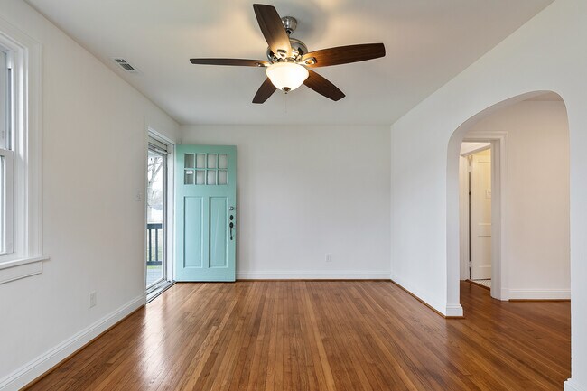 Foto del edificio - 2629 Dellrose Ave