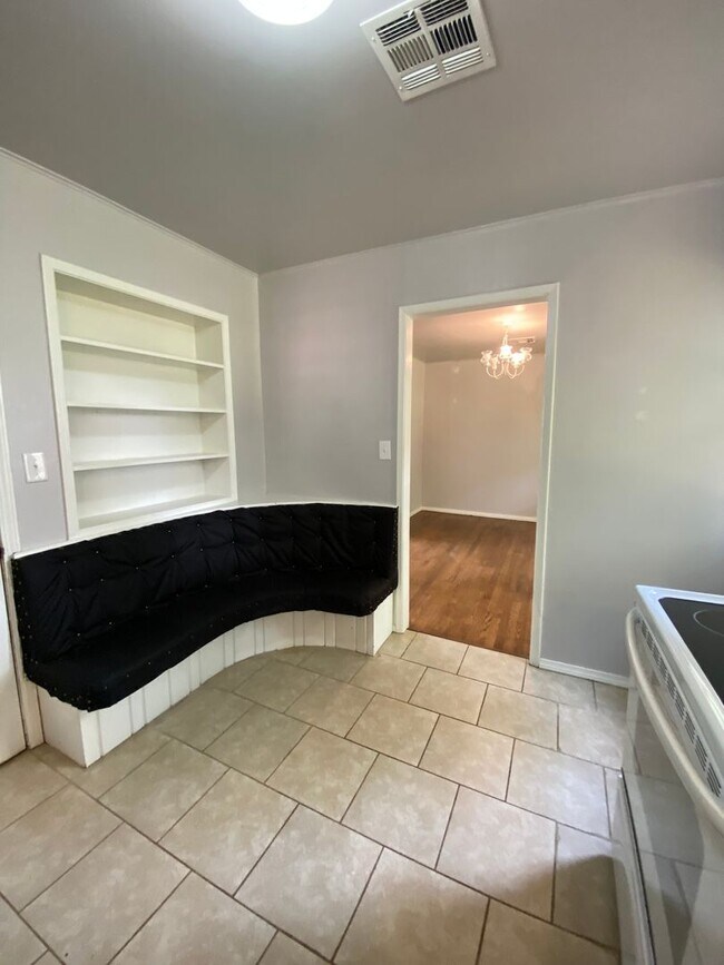 Foto del edificio - Cute 2 Bed 1 Bath in The Village