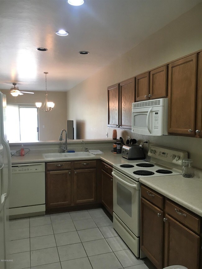 Building Photo - 3826 N Forest Park Dr