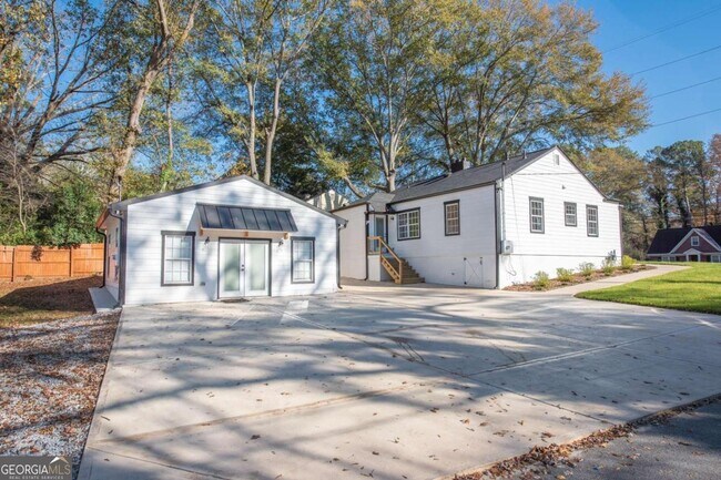 Building Photo - 1810 Dresden Dr NE