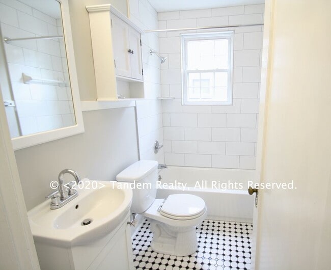 Building Photo - 1602 16th Ave S Apt 2