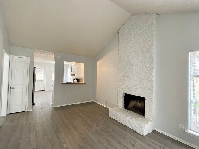 Foto del edificio - 2/1 Duplex in North Austin