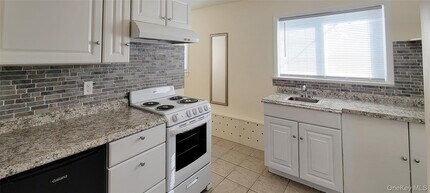 Building Photo - 2420 Bennett Ave