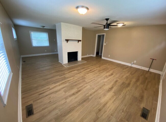 Foto del edificio - 1220 Cresthill Rd