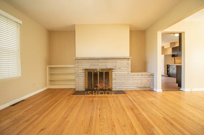 Building Photo - AVAILABLE MID JULY - COZY AND CHARMING 3BR HOME CLOSE TO CAMPUS