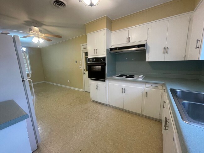 Foto del edificio - Broadmoor Terrace Beauty!