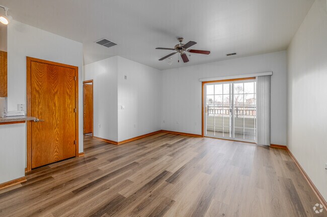 2 habitaciones, 1 baño - 900 pies cuadrados - Sala de estar - The Commons of Foxboro
