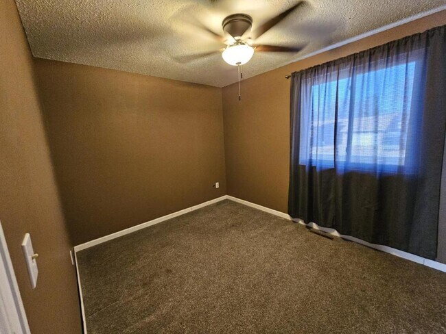 Foto del edificio - 927 Scotch Elm Dr