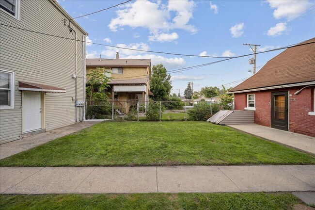Building Photo - 13429 S Brandon Ave