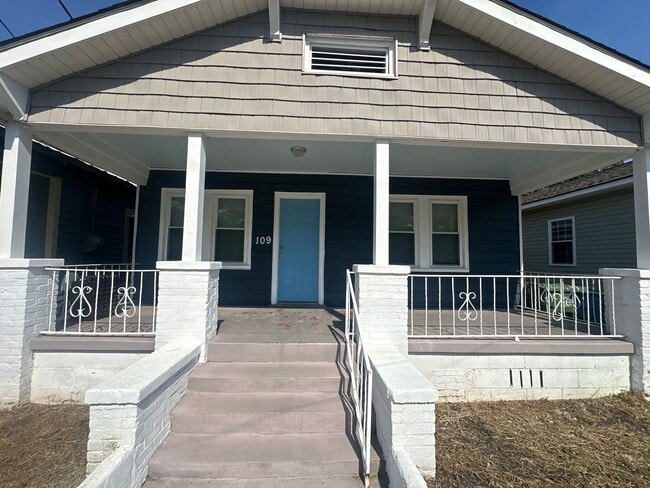 Building Photo - Charming Downtown Gem with Walkable Location Near Soda Pop District - Pet Friendly!