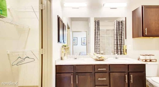 Foto del edificio - 2152 Falcon Village Ln