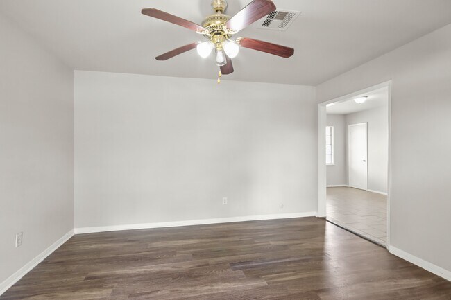 Foto del edificio - 7411 Langley Rd