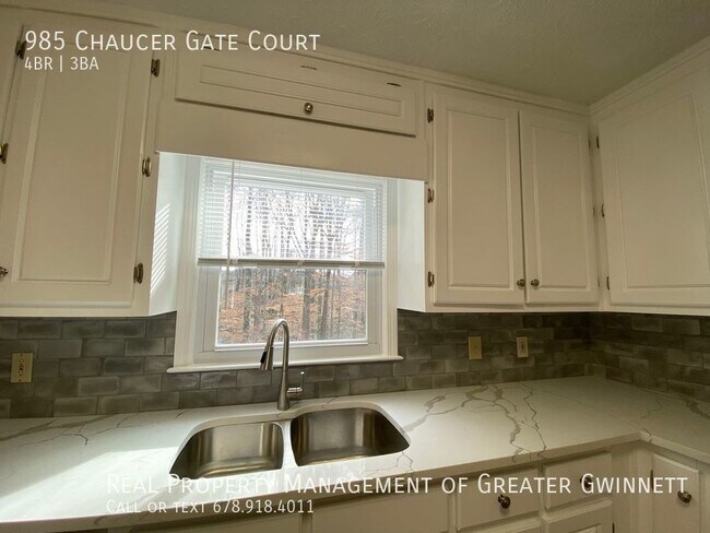 Building Photo - Charming updated 4 Bedroom Home!