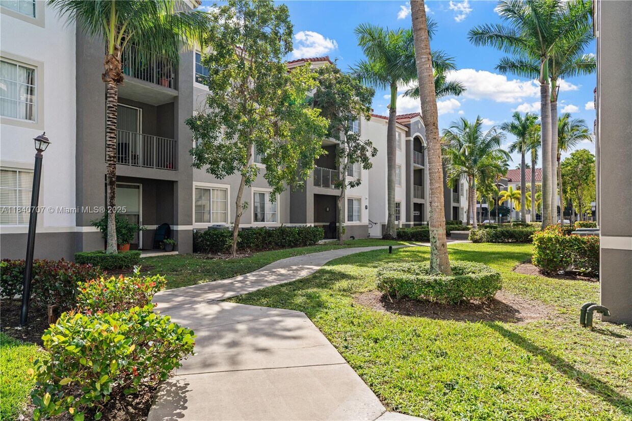 Foto principal - 6851 SW 44th St