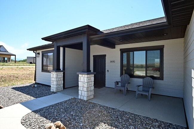 Building Photo - 1495 Oxbow Dr