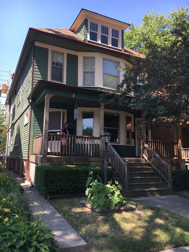 Exterior - 1075 Lakepointe St