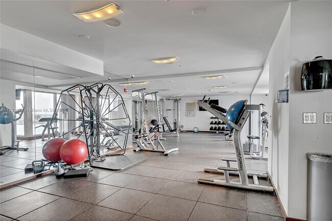 Foto del edificio - 335 S Biscayne Blvd