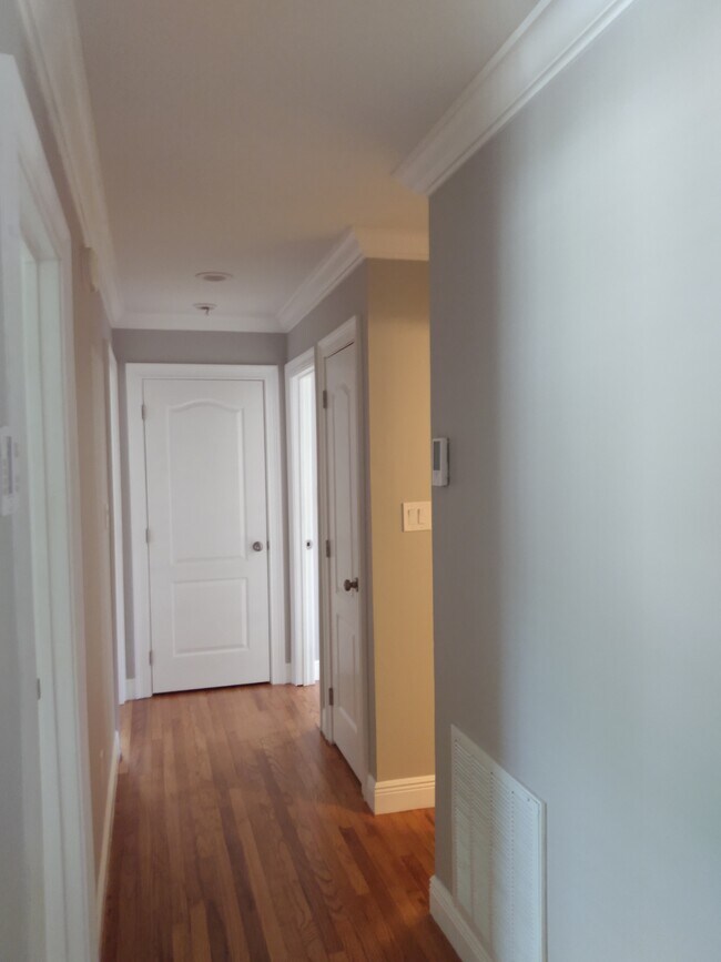 Building Photo - 2121 Lansing Dr