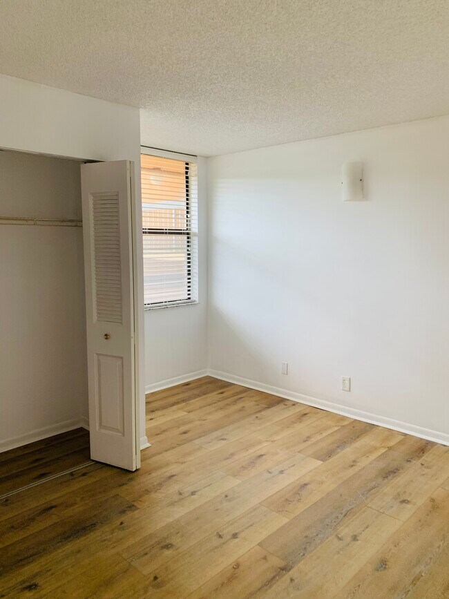 Segunda habitación con armario - 950 Egret Cir