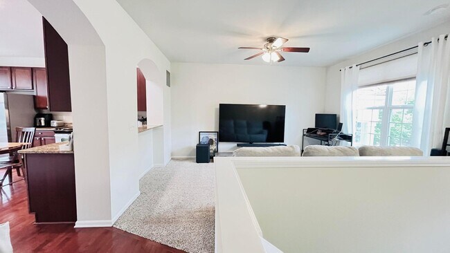 Foto del edificio - 28000 Hopkins Dr