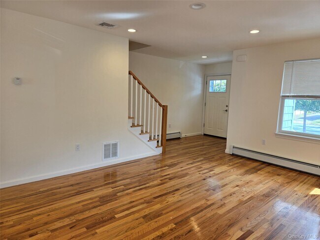 Foto del edificio - 63 Juniper Rd