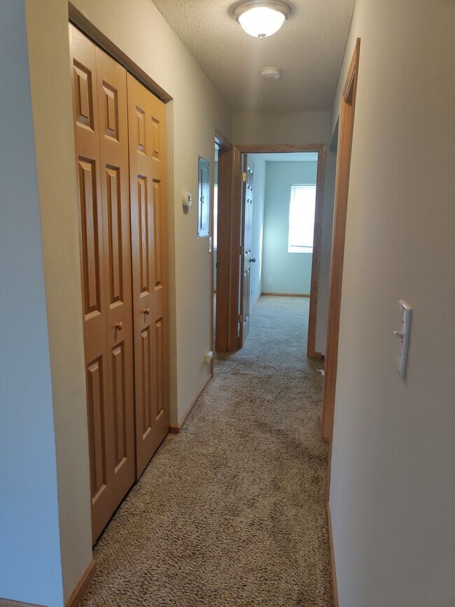 Building Photo - 2 Bedroom 1 Bath with Laundry