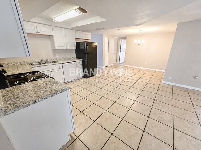 Foto del edificio - **1 MONTH RENT CREDIT** Celebrate in Style...
