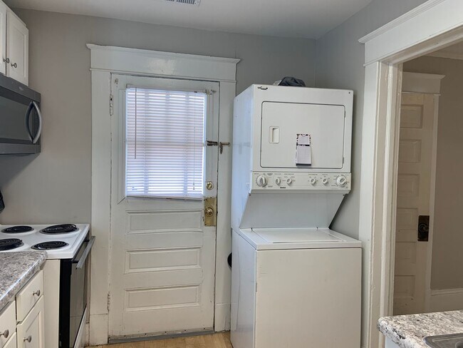 Building Photo - Glenwood area 2 BR convenient to UNCG & Co...