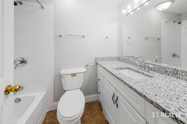 Building Photo - Newly renovated 2 bed/ 2 bath duplex; in-u...