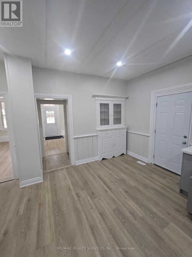 Photo du bâtiment - 8918 Wellington Rd 124