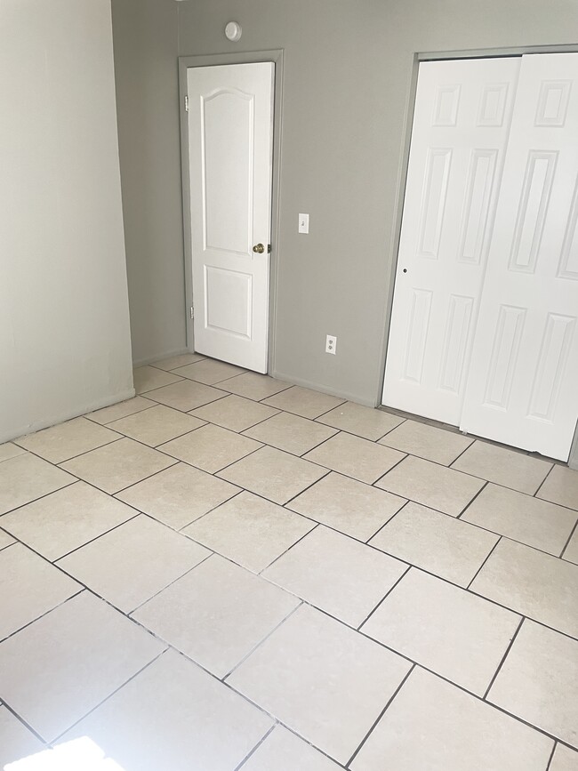 Building Photo - 614 Larry Dr