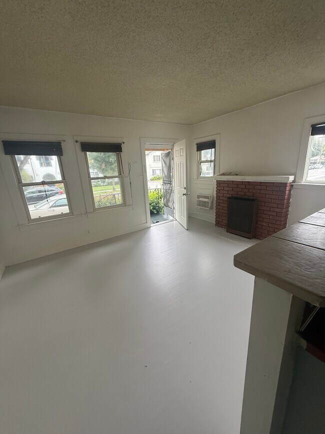 Foto del edificio - 1133 E Lexington Dr