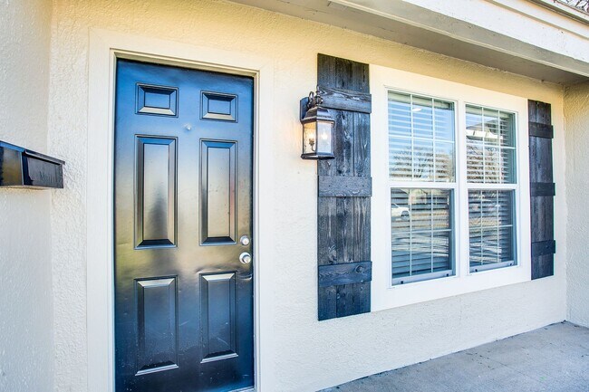 Foto del edificio - PRE -LEASING FOR AUGUST 1ST! Completely Updated! 3 bedroom/2 bath Close to TTU and Medical District