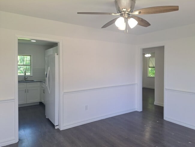 Building Photo - 3 bedroom / 2 bath