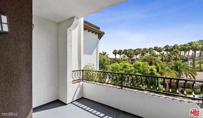 Foto del edificio - 2 br, 3 bath Condo - 6260 W 3rd St Apt 418