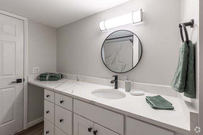 2BR, 1BA - 985SF - Bathroom - The Park on 13 Apartments - Royal Oak, MI