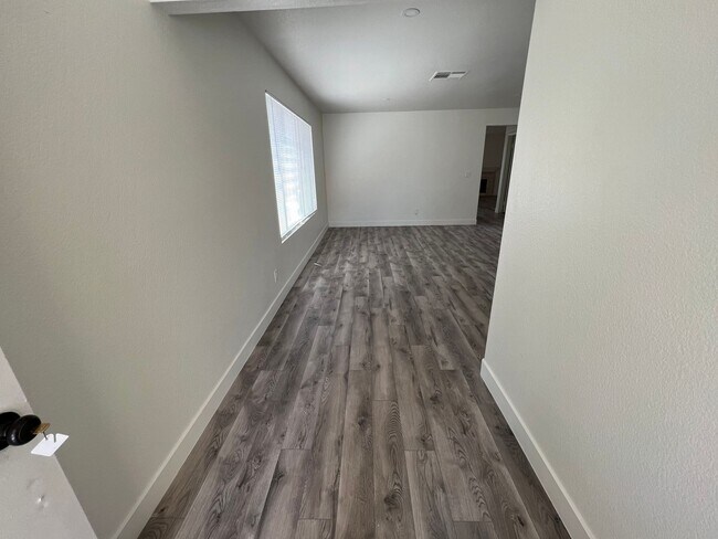 Building Photo - Completely Remodeled!!