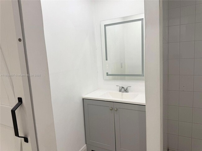 Building Photo - 2322 SW 106th Ct