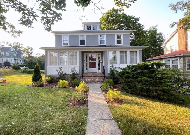 Building Photo - 306 Soundview Ave