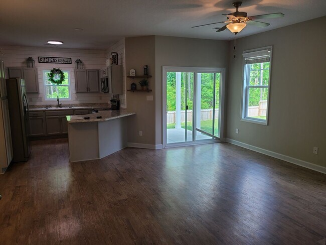 Building Photo - Beautiful 3 Bedroom 2.5 Bath Holly Ridge T...