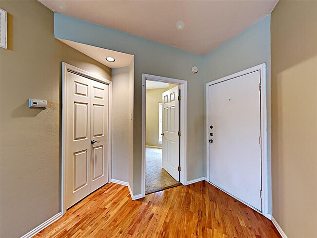 Foto del edificio - 4104 N Hall St