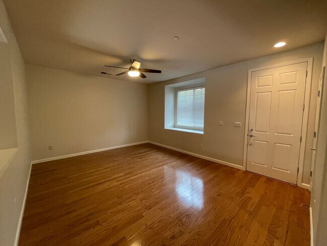 Foto del edificio - Nice Townhome w/ Detached Garage, Granite ...