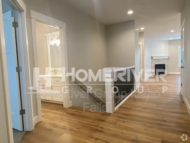 Building Photo - 690 Silvermaple Dr
