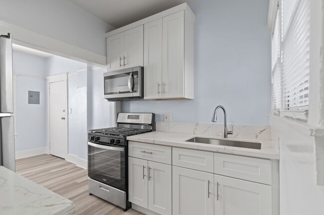 Building Photo - 1049 E 5th St