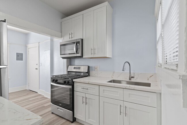 Building Photo - 1049 E 5th Street