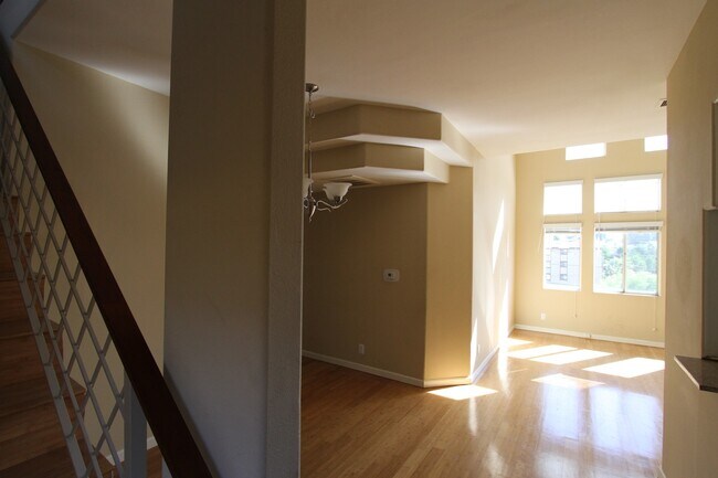 Building Photo - 425