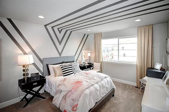 Building Photo - Beautiful 6 Bedroom home in Mosaic
